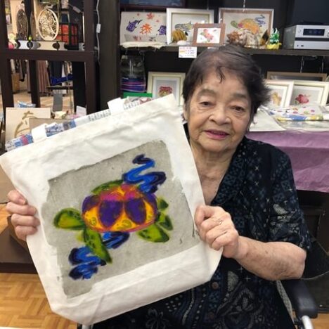 紅型染めしたトートバッグを持つ女性