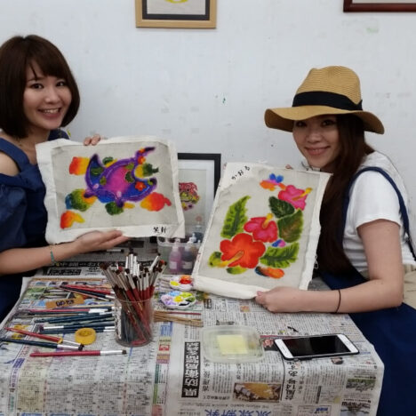 紅型染めをした女性2人