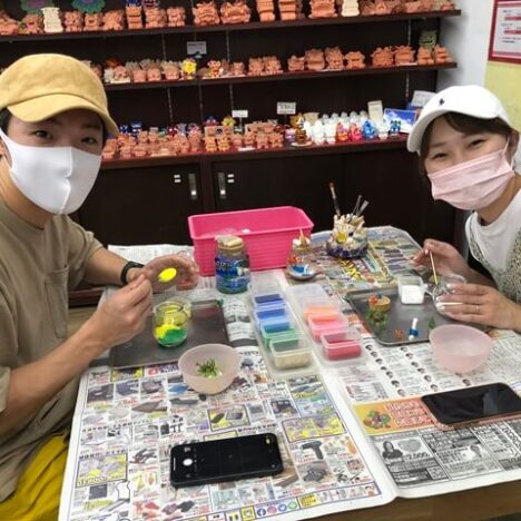 ジェルキャンドルを作っているカップル