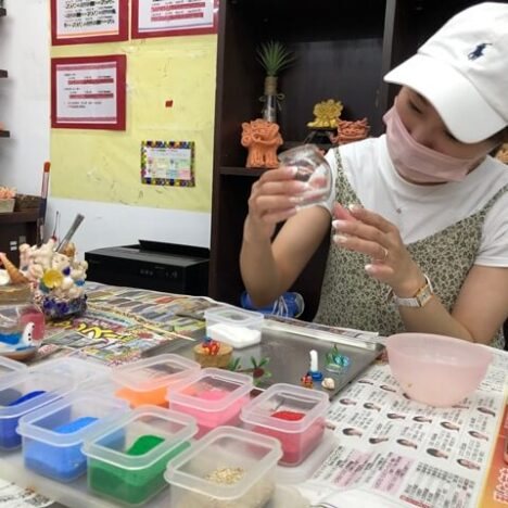 ジェルキャンドルを作っている女性