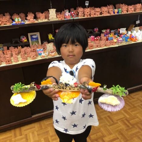 オブジェ作りをした少年