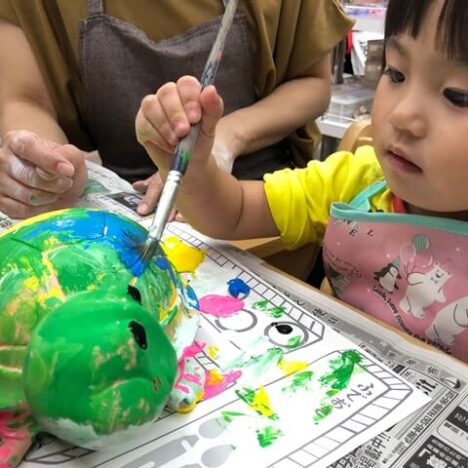 マンタとカメに絵付けした家族