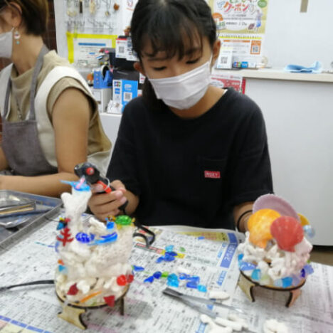 サンゴランプ製作中の女の子