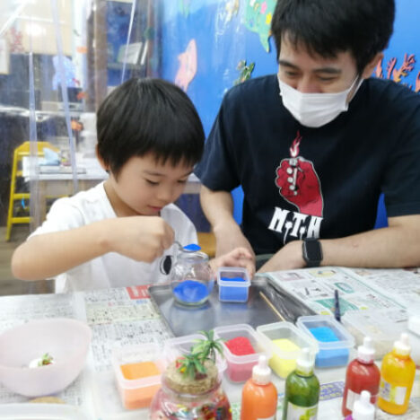 キャンドル作りをする親子