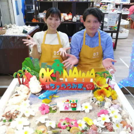 シーサ―絵付けをするカップル