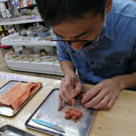 シーサー作りをする男性