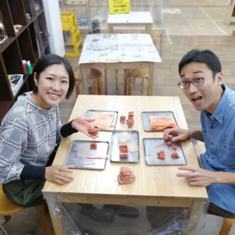 シーサー作りをするカップル