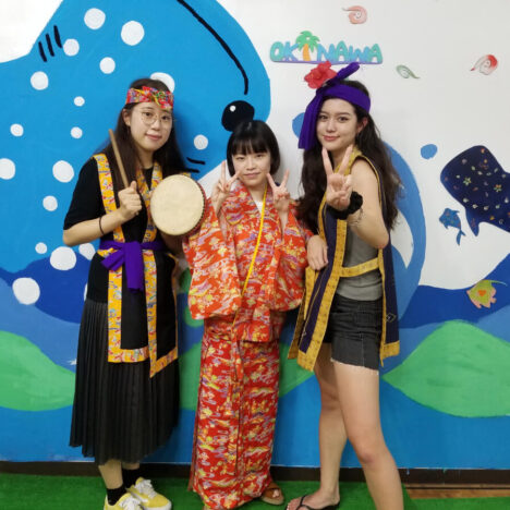 エイサーの衣装で記念撮影する3人の女性