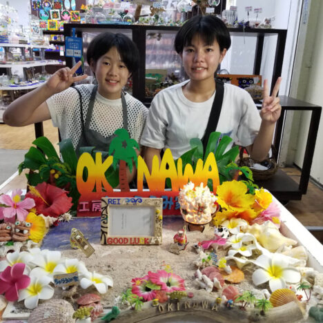 フォトスタンドを作る女性2人