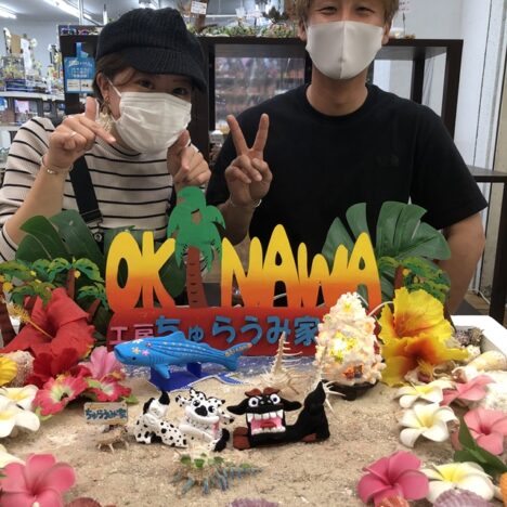 シーサー絵付け体験をしたカップル