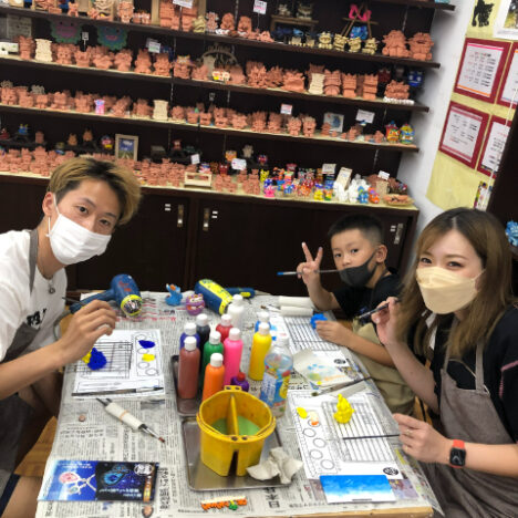 シーサー絵付け体験をした家族