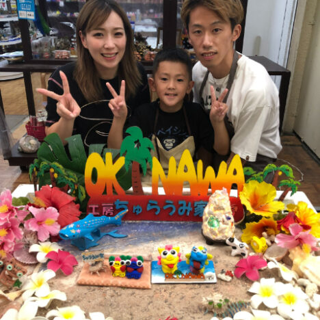シーサー絵付け体験をした家族