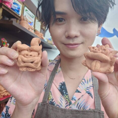 シーサー絵付け体験をした稲葉光さん