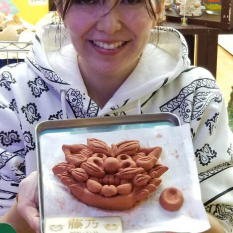 シーサー作りをした女性
