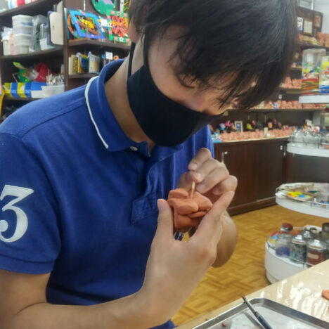 シーサー作りをする男性