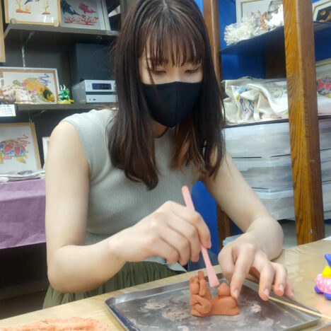 シーサー作りをする女性
