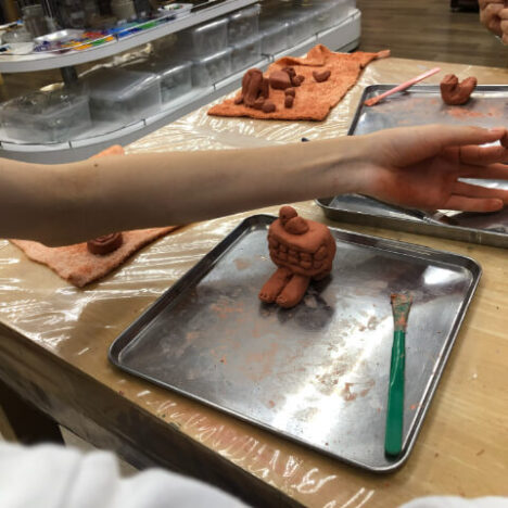 シーサー作りをする修学旅行生