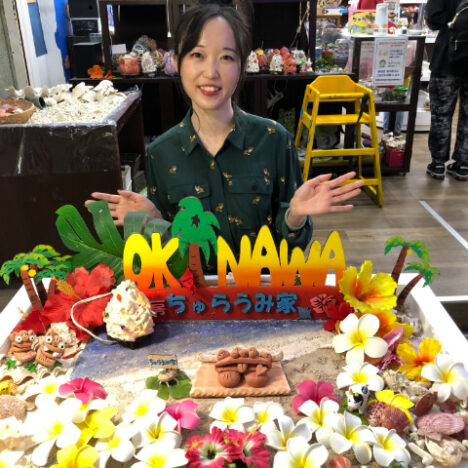 女性とシーサー作り
