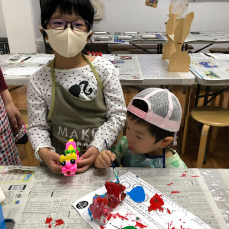 シーサー絵付けをする兄弟