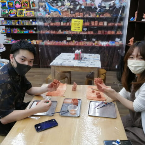 シーサー作りをするカップル