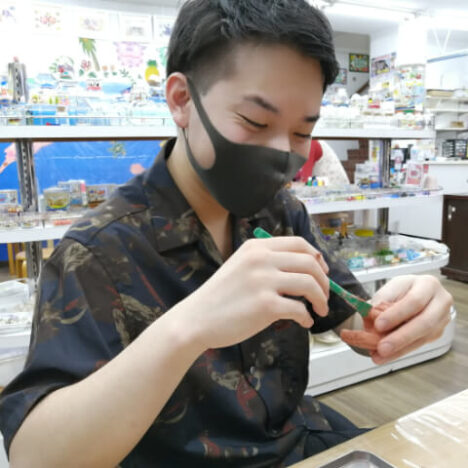男性とシーサー