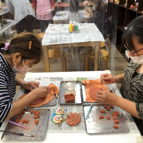 シーサ―製作中の親子