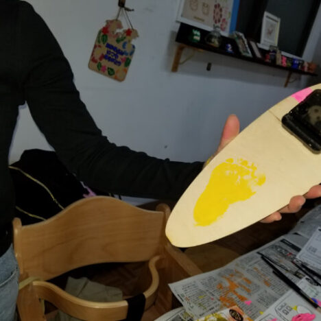 足形をつけた掛け時計