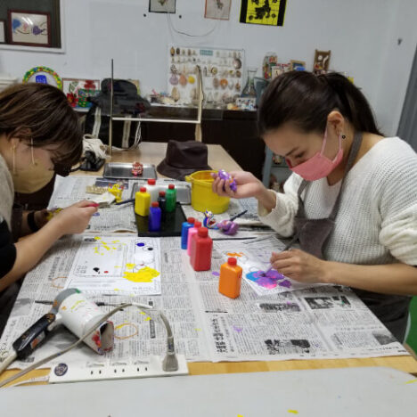 シーサーの絵付けをしている女性たち