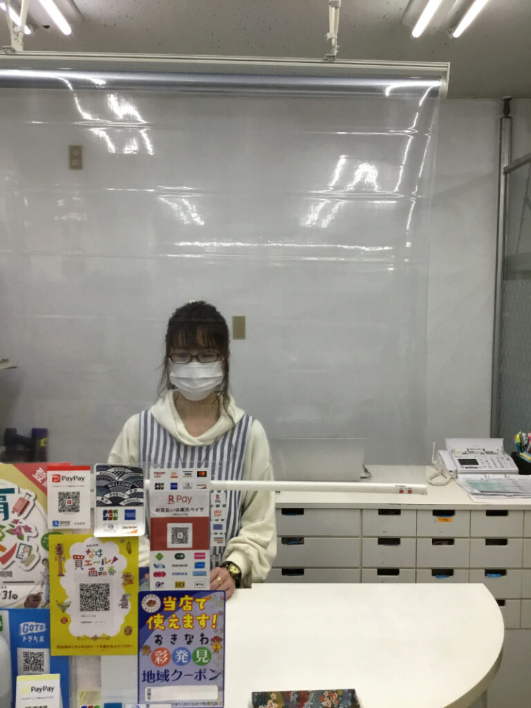 工房ちゅらうみ家のレジ前にパーテーションが設置されている様子