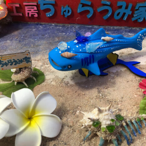 絵付け完成後のジンベエザメ