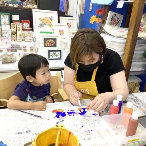 シーサーの絵付け体験をしている親子