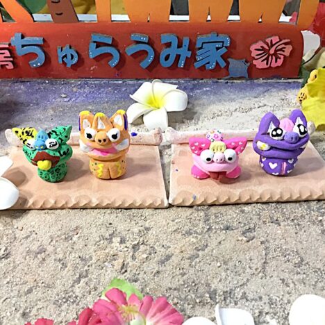 シーサーの絵付け