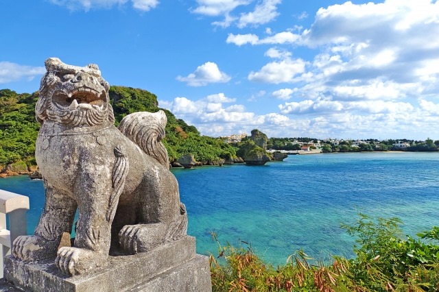 伊計大橋のシーサーと海