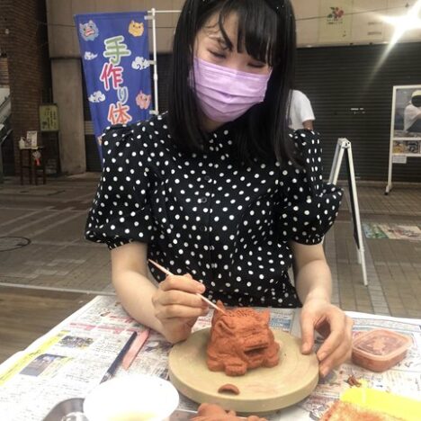 シーサー作り体験をしているお客様