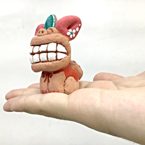 赤いちゃんちゃんこを着たシーサー