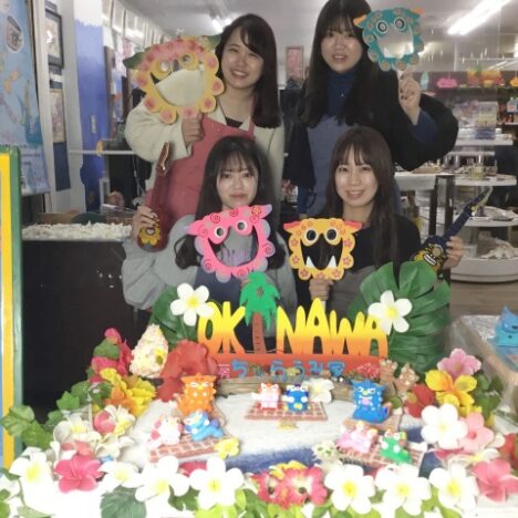 シーサー絵付けをした女性客4名